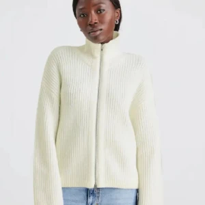 Zip tröja  - Säljer den här zip tröjan från bikbok! Skriv för fler bilder 