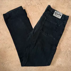 Svarta jeans, sitter mer baggy Storlek: 34x34