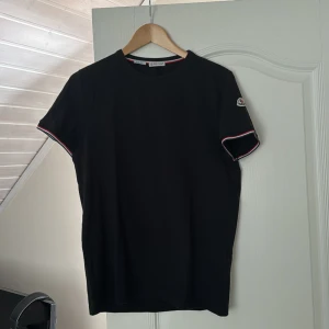 Moncler t-shirt - Moncler t-Shirt som säljes då den är för liten. Tröjan har inga slitage eller märken på sig. Därav är tröjan 7/8 av 10 i skick.   Nypris på tröjan är 2399kr. 