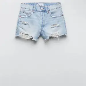 Säljer dessa helt nya shorts från ZARA🥰 super fina till sommarn men säljer för att de är för stora på mig tyvärr 🥰 brukar oftas ha storlek 36🥰