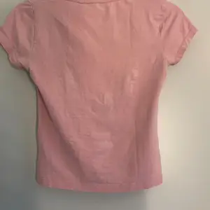 En rosa gant T-shirt. Säljer för den är för liten för mig. Priset går att diskutera. 
