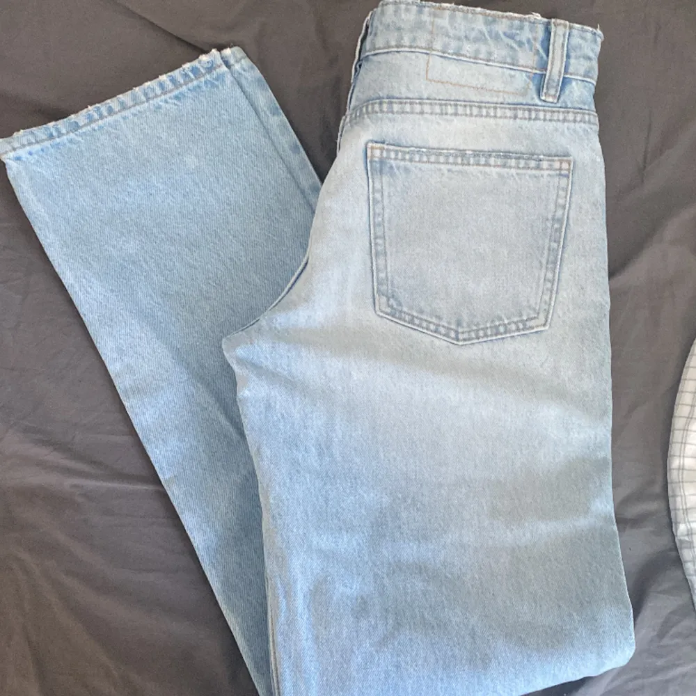 Säljer mina zara mid Rise jeans då dom är för små för mig, endast använda 1 gång så är som nya! Snyggaste färgen till våren och helt slutsålda så väldigt eftertraktade! Bara att höra av sig vid funderingar!💗. Jeans & Byxor.