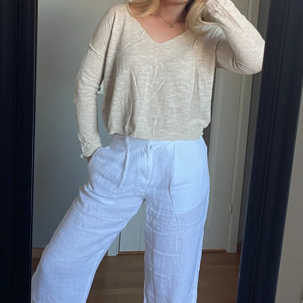 Beige stickad tunn tröja från pull&bear 🥰 tunnare tröja perfekt nu till våren och sommaren 🥰 vafan är i bra skick utan defekter . Tröjor & Koftor.