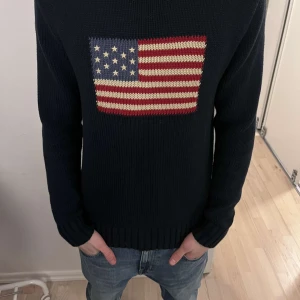 Ralph lauren tröja  - En snygg polo Ralph lauren tröja som är stickad. Han på bilden är 182cm och sitter bra men funkar även för större. Använd ett fåtal gånger. Skriv vid frågor/funderingar. Nypris 6000kr mitt pris 1500kr. Går att diskutera!