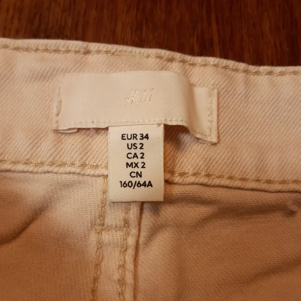 Storlek 34 (xs) från H&M. Aldrig använda, extremt bra skick. Wide pants, mid rise.  Köpare betalar för frakt. Går att pruta.. Jeans & Byxor.