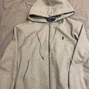 Säljer en ganska ny Ralph Lauren grå hoodie skick 9/10 size M Om du har frågor så tveka inte skriva.