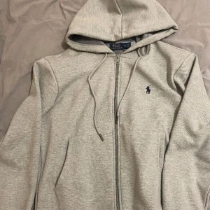 Ralph lauren hoodie - Säljer en ganska ny Ralph Lauren grå hoodie skick 9/10 size M Om du har frågor så tveka inte skriva.