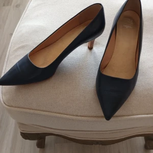 Jeansblå pumps i äkta skinn från Footlight, stl 39,5  - Pumps i äkta skinn från Footlight i stl 39,5 passar även 39. Använda men i gott skick. 