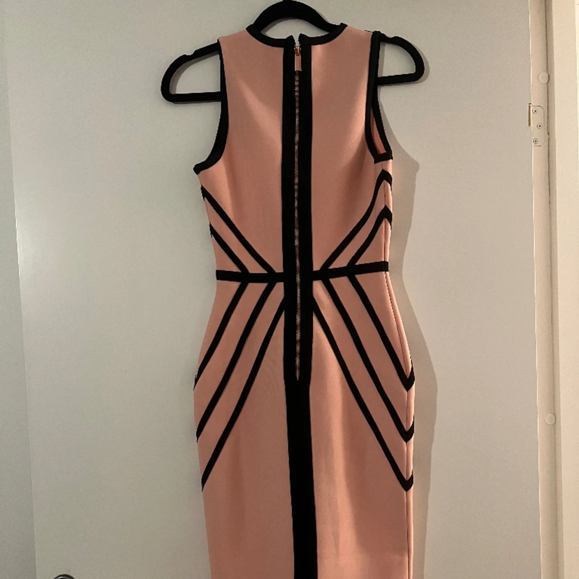 Rosa svart klänning  - 90