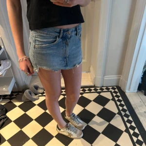 Jeanskjol  - Säljer nu denna snygga jeanskjol. Den är i bra sick. 