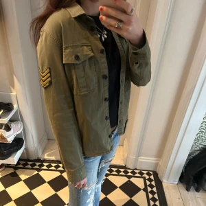 Zadig jacka  - Säljer denna super snygga Zadig jacka. Bokstäverna på ryggen är lite slitna men inget man lägger märkte till. Annars är hela jackan i bra sick. 