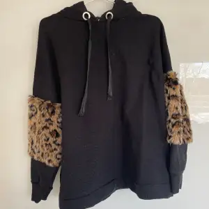 Så cool hoodie med leopard mönster på är ärmarna😍