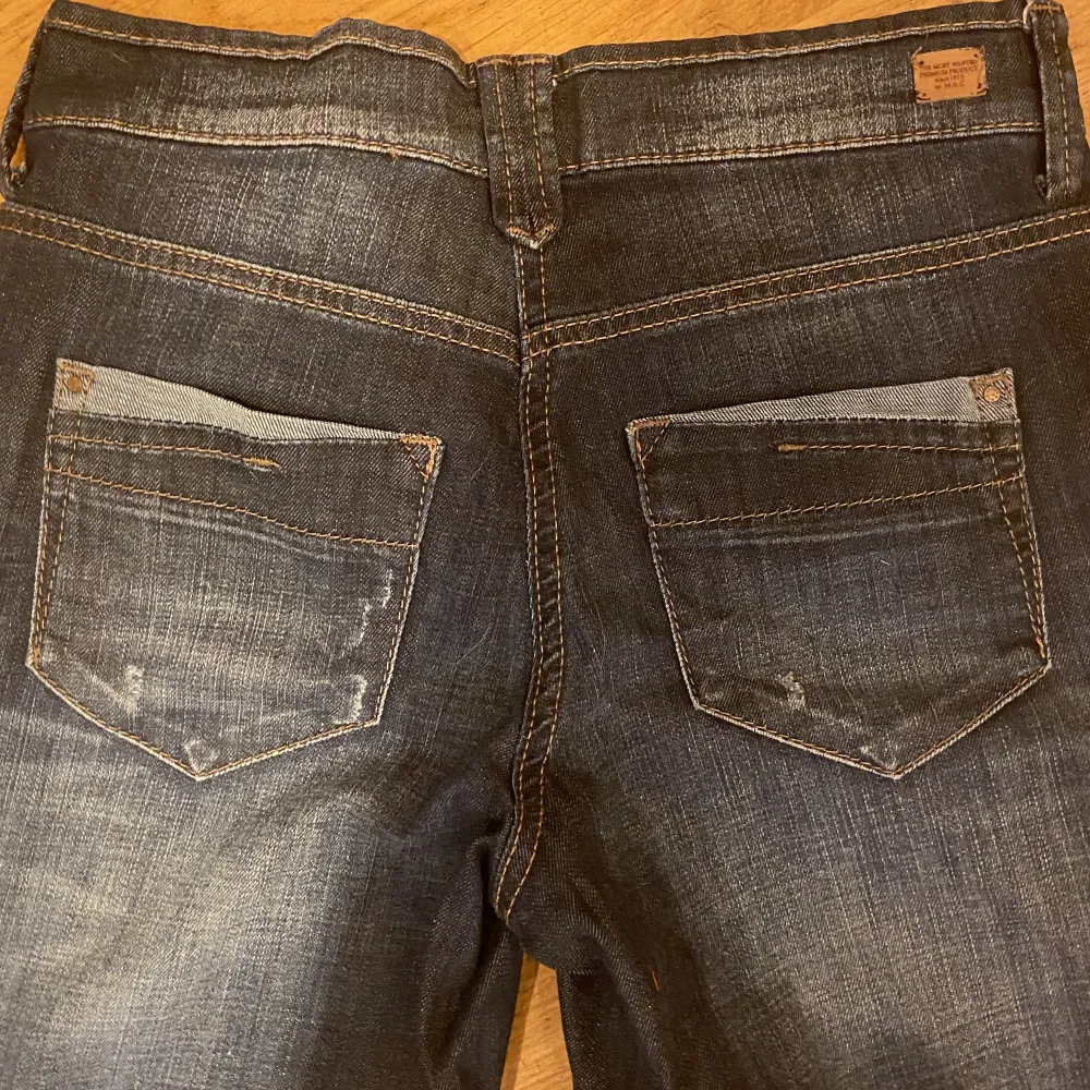 Coola mörkblå baggy jeans. Säljer pga att de aldrig riktigt kommit till användning👌 OBS: Det är min skugga på tredje bilden, inte en fläck❤️. Jeans & Byxor.