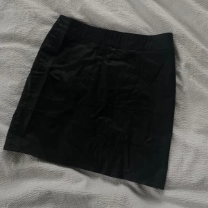 Kjol  - Kjol med dragkedja som inte kommer till användning längre💗