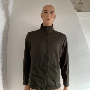 Massimo Dutti Full Zip - Hej! Säljer denna fina Massimo Dutti tröja i färgen mörk grön. Tröjan är i bra skick, varsamt använd. Storlek M passar S. Hör av er vid frågor!