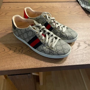 Gucci sneakers äkta  - Knappt använda Gucci sneakers i storlek 39 stora i storlek  Sitter som 40 2/3 då jag har det i vanliga fall  Unisex pris i affär 5900