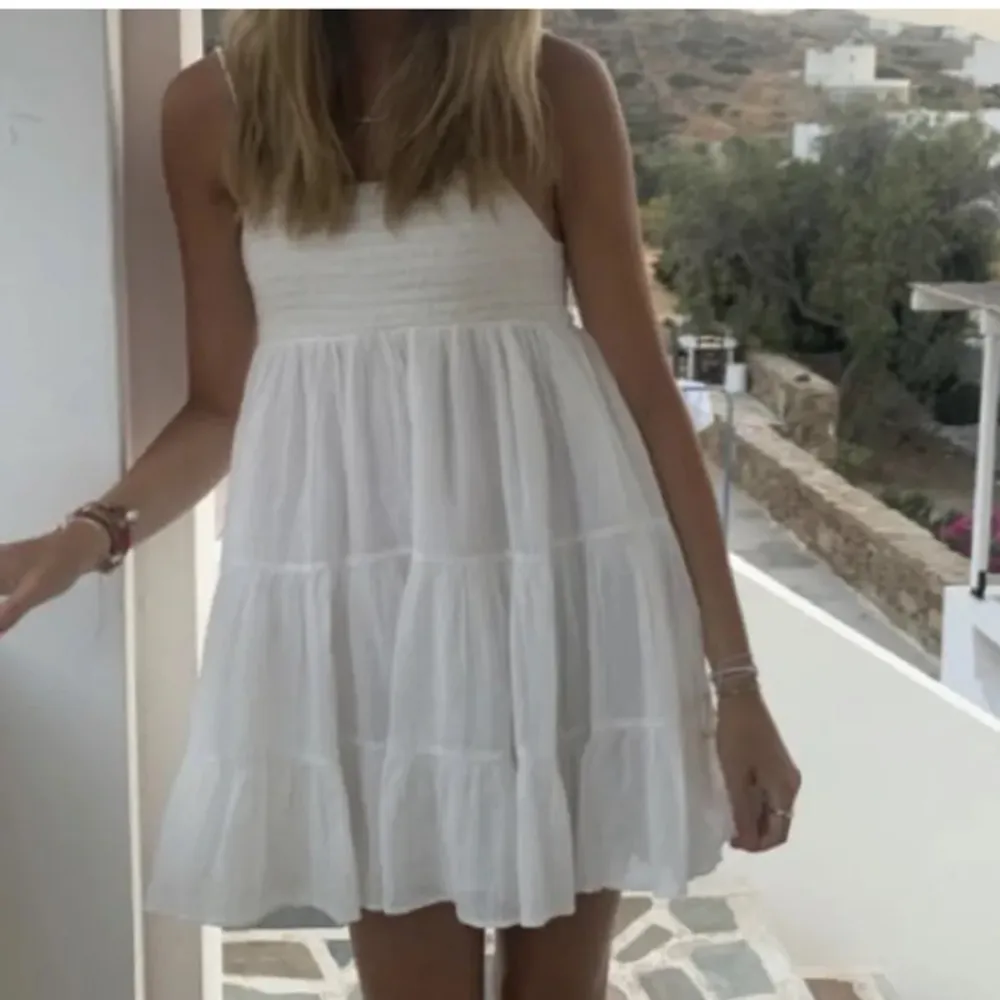 Helt oanvänd vit klänning från Zara i storlek S. Banden är justerbara. (lånade bilder) 🤍🩷🤍🩷. Klänningar.