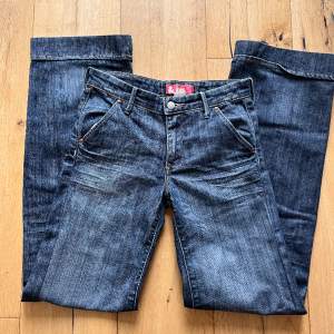 Säljer dessa jeans då de tyvärr är för små! W25 L32 