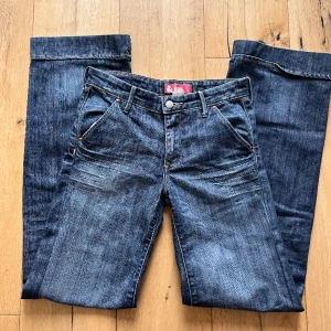 Lågmidjade vida jeans - Säljer dessa jeans då de tyvärr är för små! W25 L32 