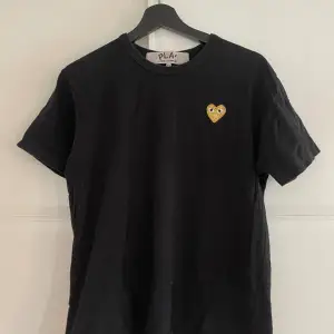 Hej, säljer denna fina T shirt ifrån Comme des Garçons i färgen svart.  Tidlös design, passar till allt och har en väldigt bra passform. T shirten är i bra skick, inga hål. Hör av er vid funderingar!