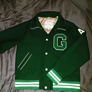 GANT University Jacket  - Hej! Säljer nu denna jättefina Gantjacka. Använd 2 gånger och är som en ny jacka i princip. skick(9.5/10) passar perfekt till våren/hösten och kan dessutom användas underns vintern p.g.a att den håller värmen super bra. Är som en M i storleken också!