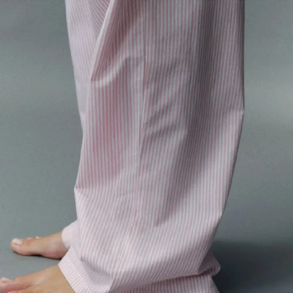 Säljer dessa superfina pyjamabyxorna från hm💕prislappen kvar och aldrig använda💖helt slutsålda på hemsidan. Jeans & Byxor.