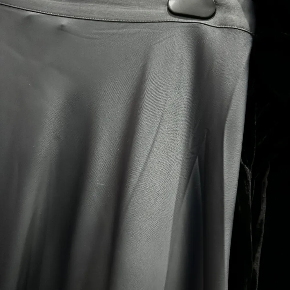 Glansig grå kjol i Midilängd. Köpt på hm för 349:-. Använd en gång. Jättesnygg. Kjolar.