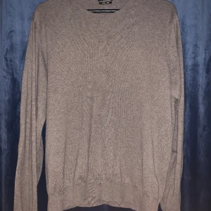 Massimo dutti tröja - Svinfet massimo dutti tröja som är finstickad. Den är snålt använd och är i storlek Medium. Det är från en äldre kollektion och är relativt svårhittad, men fortfarande otroligt snygg! Skriv vid intresse eller frågor😊