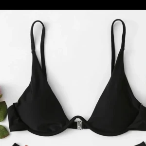 Bikiniöverdel  - Storlek L/40 men är tyvär för liten över bysten på mig🥲 passar nog B-D kupa! 💘