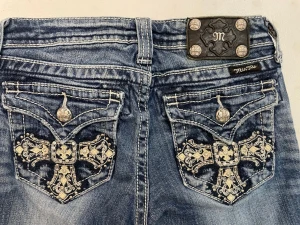 Miss me  - Sjukt snygga lågmidjade bootcut jeans.  Säljer då de tyvärr blivit försmå för mig😕  Priset kan diskuteras men köpte de för 1800 så tänker minst 1000😘 Hör av dig för fler bilder