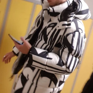 Armani jacka - Nästan helt oanvänd Armani jacka köpt inne på Armani Lägg bud! 