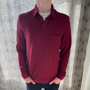 Långärmad pike - Tja! Säljer nu denna sjukt snygga långärmade pike från dressman. Färgen passar perfekt nu under vintern/början av våren och är riktigt snygg med skjorta under. Skicket är 10/10, aldrig använd. Vid fler frågor/bilder är det bara att skriva!
