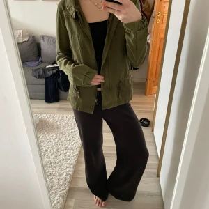 Grön jacka  - En så snygg grön vårjacka! Köpt hör på plock men tyvärr inte kommit till användning. Pris kan diskuteras!💞