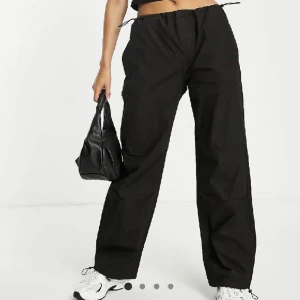 Fallskärmsbyxor  - Supersnygga ”parachute pants” från stradivarius i storlek M, nypris 400. Säljer även ett par likadana gröna/militärgröna