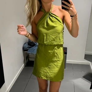 Halterneck klänning - Så fin klänning som man knyter i nacken! Aldrig använd! 