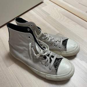 Converse med coolt mönster, beiga. Sparsamt använda ✨