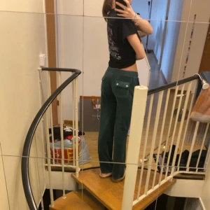 Lågmidjade juicy byxor💞 - Jag säljer nu mina Lågmidjade juicy byxor som inte längre kommer till användning, jag är i längden 165 och de passar mig utmärkt.💞