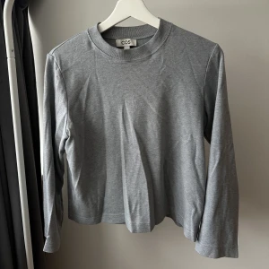 Tröja från COS - Såå skön basic tröja från COS!🩶skriv privat om ni vill ha bild på!