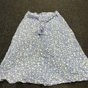 Prickig kjol  - Prickig kjol från Monki, aldrig använd. 