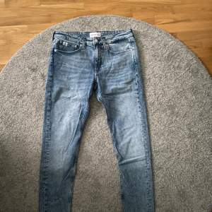 Ck jeans ljusblå, taper, passar bra till stockholm stil/grinch. strlk 32. Sprillans nya. Inköpspris: 1300kr zalando (pris kan diskteras)