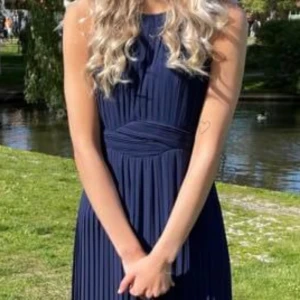 Mörblå balklänning - Endast använd två gånger, storlek 36 men passar mig som har storlek 34 i vanliga fall, passar mig som är 170 cm.