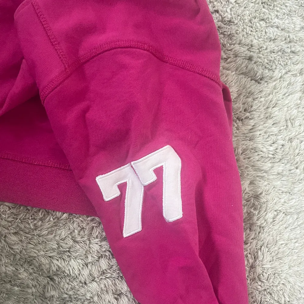 Säljer denna fina rosa tröja från Sail racing, jätte fint skick 💕strl L är som M typ. Hoodies.