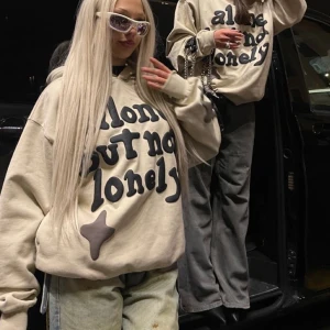 Broken planet hoodie - Ny utan prislapp. Skriv om du vill ha mer bilder <3