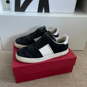 Valentino Flycrew - Säljer ett par valentino Flycrews som är i bra skick! Endast 1 nit saknas! Storlek 38! Box och extra skosnören medkommer vid köp!  Hör gärna av dig om du har frågor!