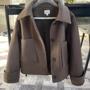 Kort kappa - Den perfekta korta kappan inför våren! Storlek M men den är mindre i storleken så passar även XS-S! Kappan är i fint skick och har använts sparsamt!🫶🏼