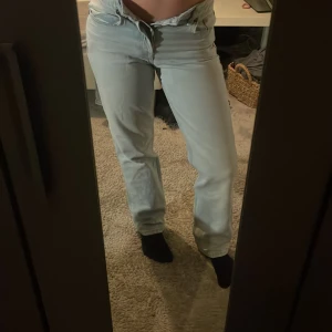 Zara jeans - Säljer mina gammla zara jeans i strlk 34 för att de har blivit för små för mig. Jättesnygga och inga defekter🤍Skriv vid intresse