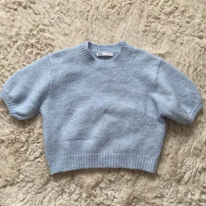 Zara stickad tshirt - Säljer denna assnygga zara stickade kortärmade tröja då den inte kommit till användning💞 Supersnygg och nästintill oanvänd❣️ skriv om ni har frågor eller vill ha fler bilder