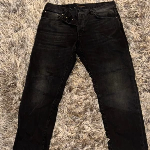 Helt nya nudie jeans som inte passar - Tjena, säljer mina sprillans nya nudie jeans som kostar 1600 för 500 spänn. Modellen är regular fit och är sjukt snygga. Har inte haft på mig jeansen mer än i huset så de är som helt nya. Tack ! (STORLEK 33,32