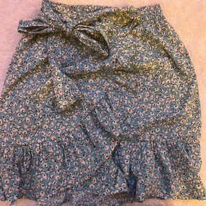 Blommig kjol - Sjukt snygg blommig kjol i prima skick som inte längre kommer till användning!