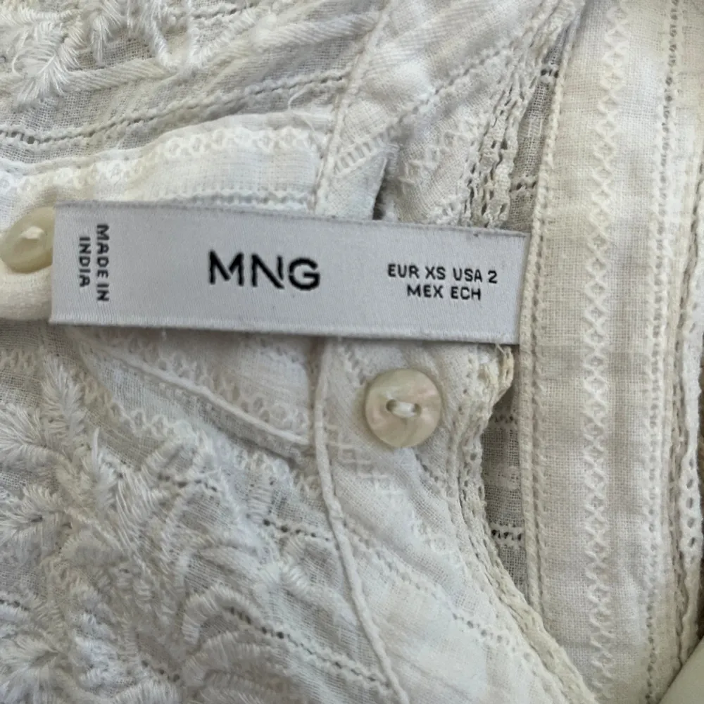 Så gullig vit blus med detaljer köpt på MANGO i Paris för 500 kr, storlek xs. Blusar.